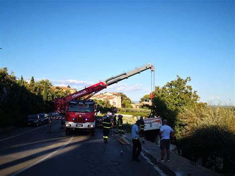 San Gimignano: tir si ribalta e travolge una famiglia. Quattro feriti ...